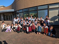 3年1組のマツケンサンバⅡ演奏の様子